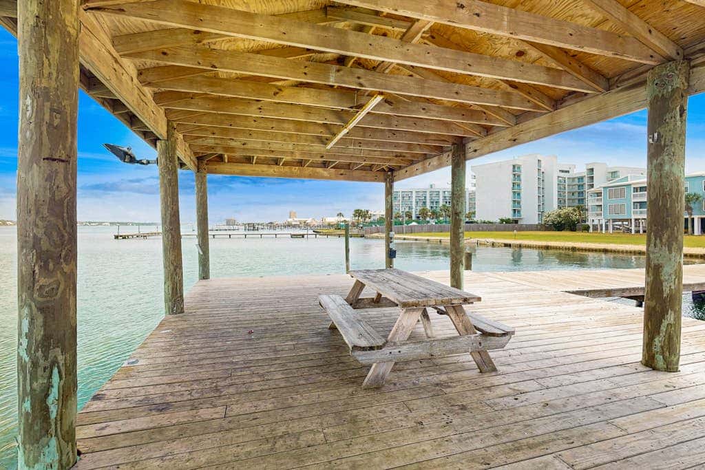 Bright & Beautiful Condo with Shared Pool, Boat & Fishing Pier, Balcony, AC