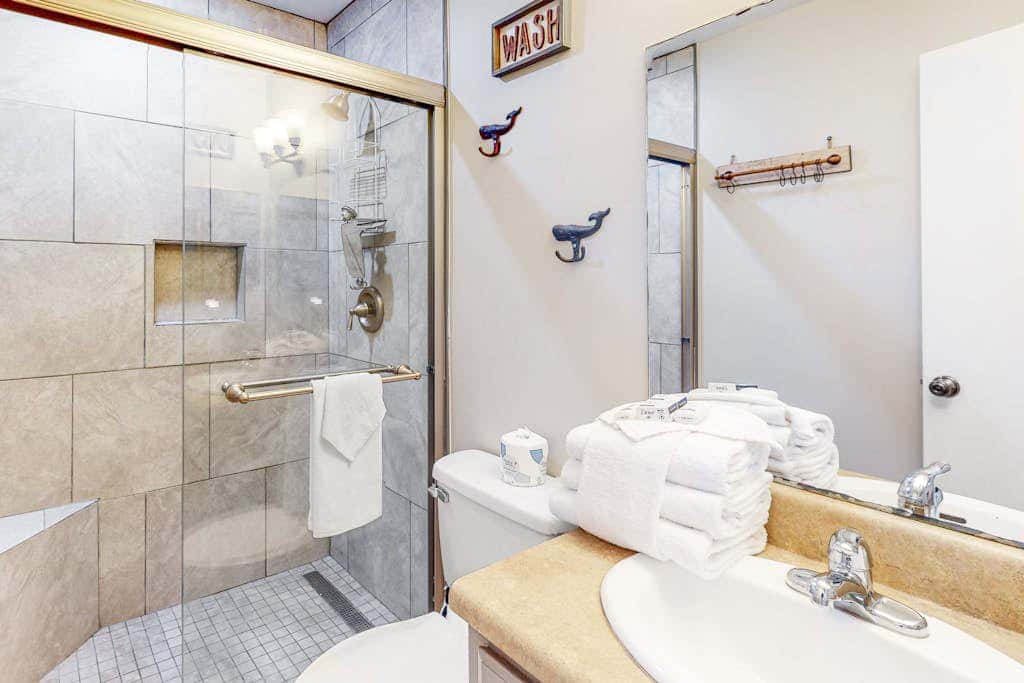 Bright & Beautiful Condo with Shared Pool, Boat & Fishing Pier, Balcony, AC