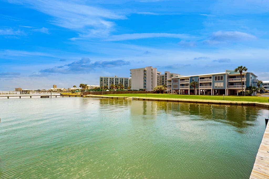 Bright & Beautiful Condo with Shared Pool, Boat & Fishing Pier, Balcony, AC