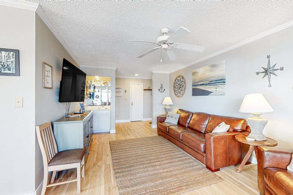 Bright & Beautiful Condo with Shared Pool, Boat & Fishing Pier, Balcony, AC