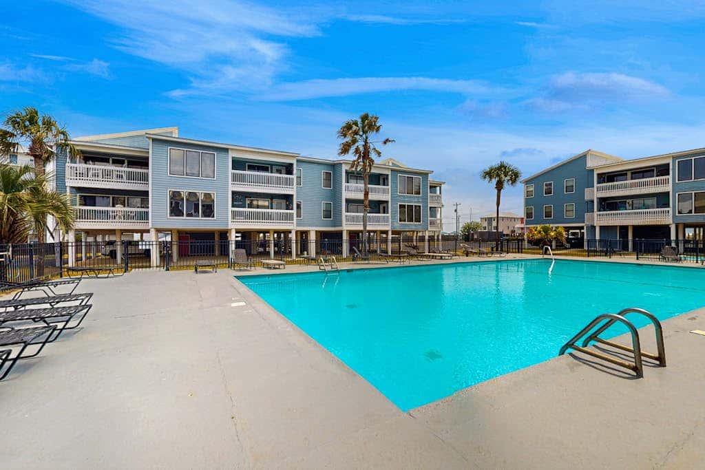 Bright & Beautiful Condo with Shared Pool, Boat & Fishing Pier, Balcony, AC