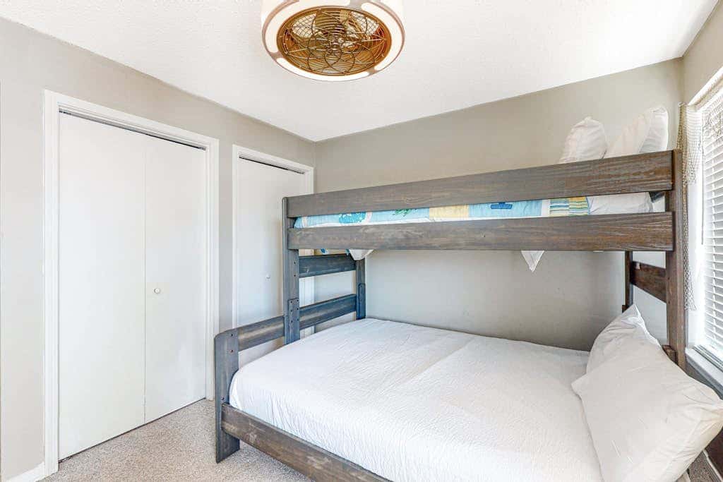 Bright & Beautiful Condo with Shared Pool, Boat & Fishing Pier, Balcony, AC