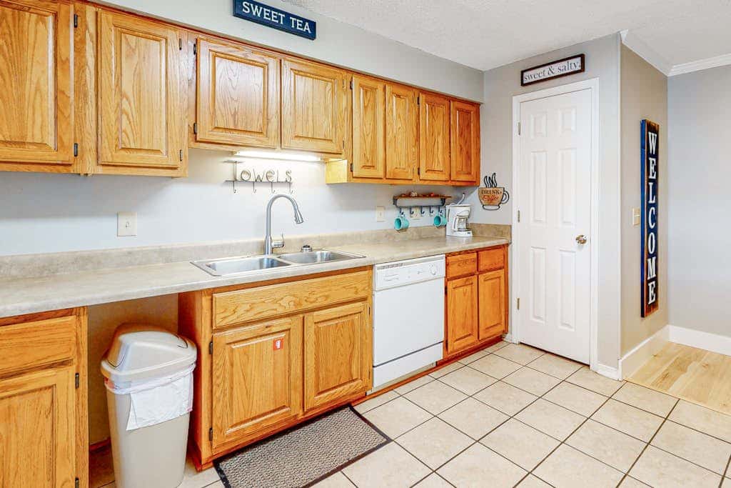 Bright & Beautiful Condo with Shared Pool, Boat & Fishing Pier, Balcony, AC