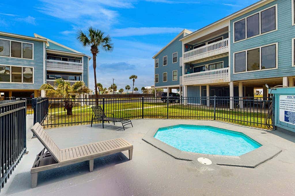 Bright & Beautiful Condo with Shared Pool, Boat & Fishing Pier, Balcony, AC