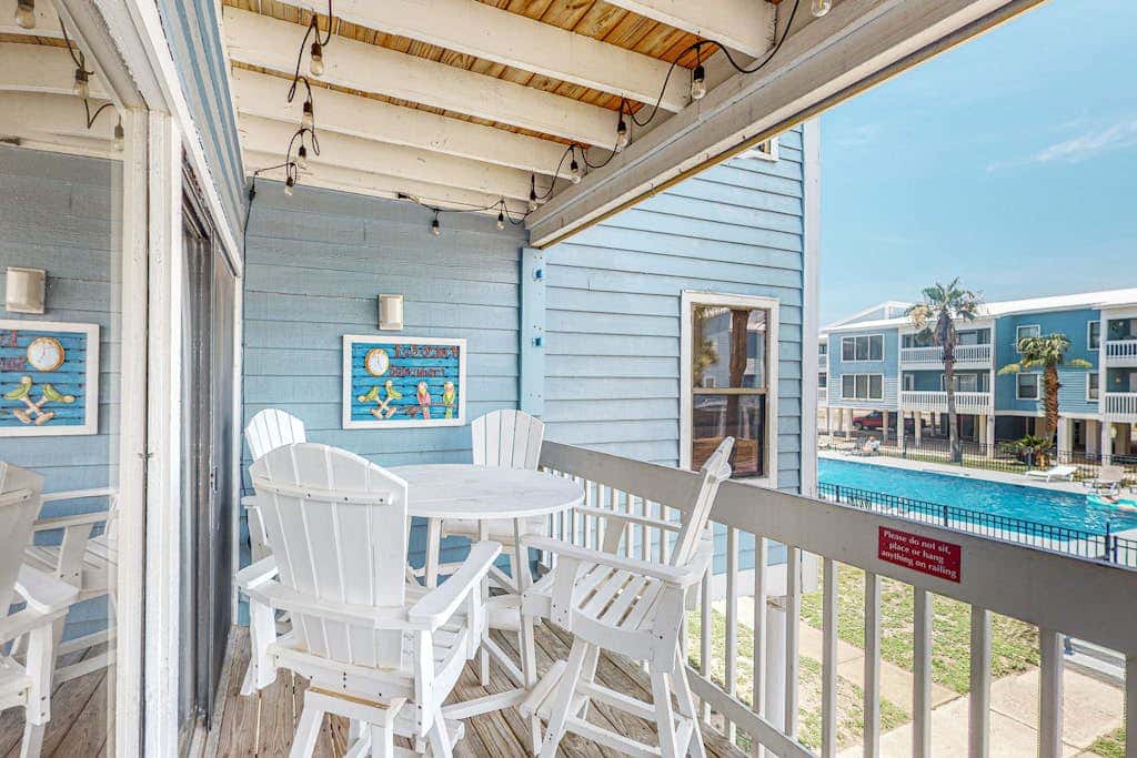 Bright & Beautiful Condo with Shared Pool, Boat & Fishing Pier, Balcony, AC