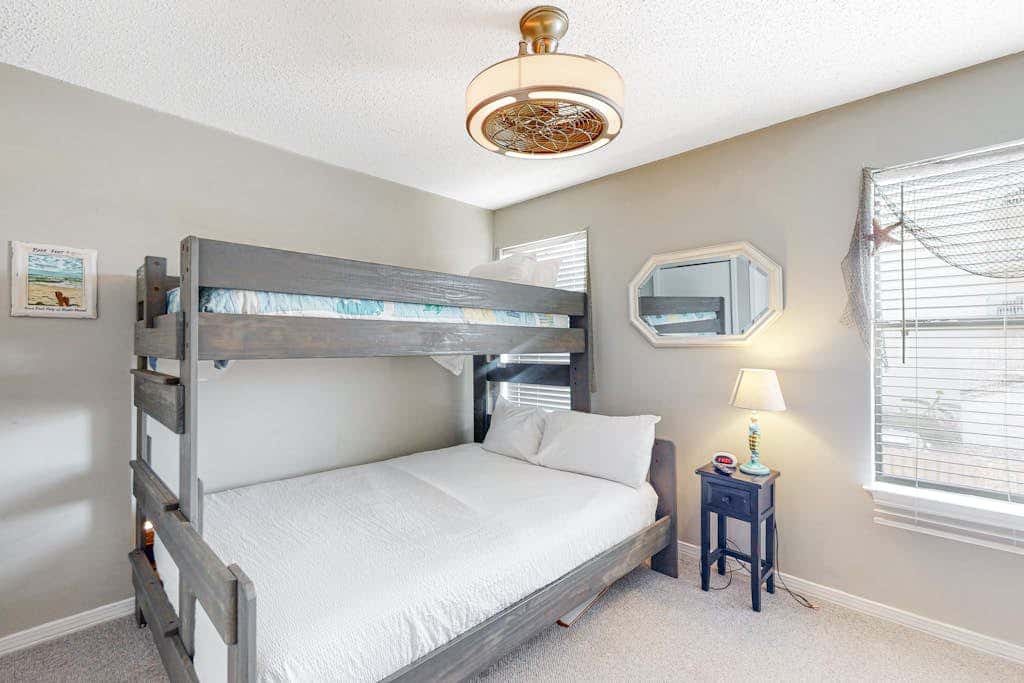 Bright & Beautiful Condo with Shared Pool, Boat & Fishing Pier, Balcony, AC