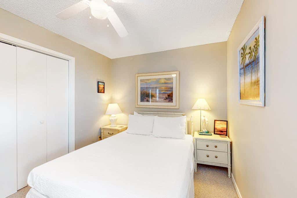 Bright & Beautiful Condo with Shared Pool, Boat & Fishing Pier, Balcony, AC