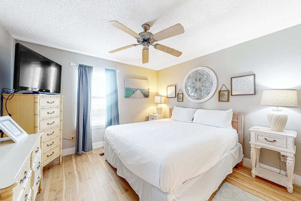 Bright & Beautiful Condo with Shared Pool, Boat & Fishing Pier, Balcony, AC