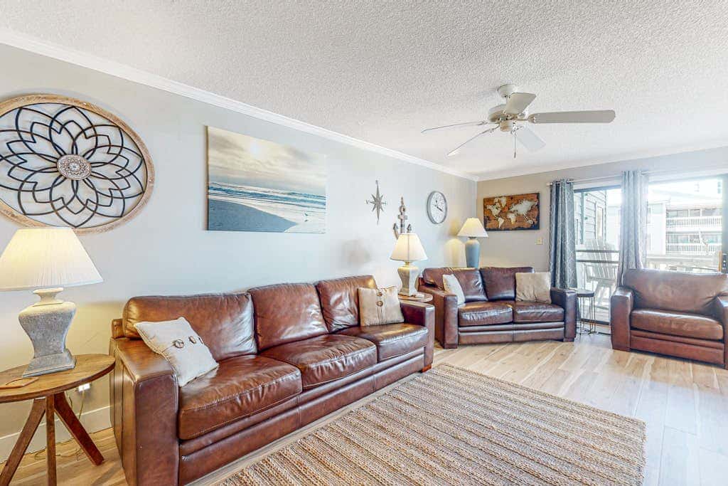 Bright & Beautiful Condo with Shared Pool, Boat & Fishing Pier, Balcony, AC