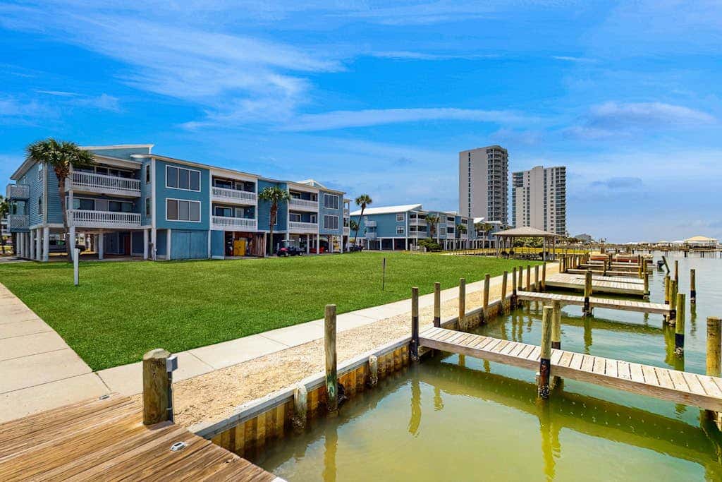Bright & Beautiful Condo with Shared Pool, Boat & Fishing Pier, Balcony, AC