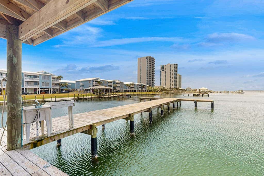 Bright & Beautiful Condo with Shared Pool, Boat & Fishing Pier, Balcony, AC
