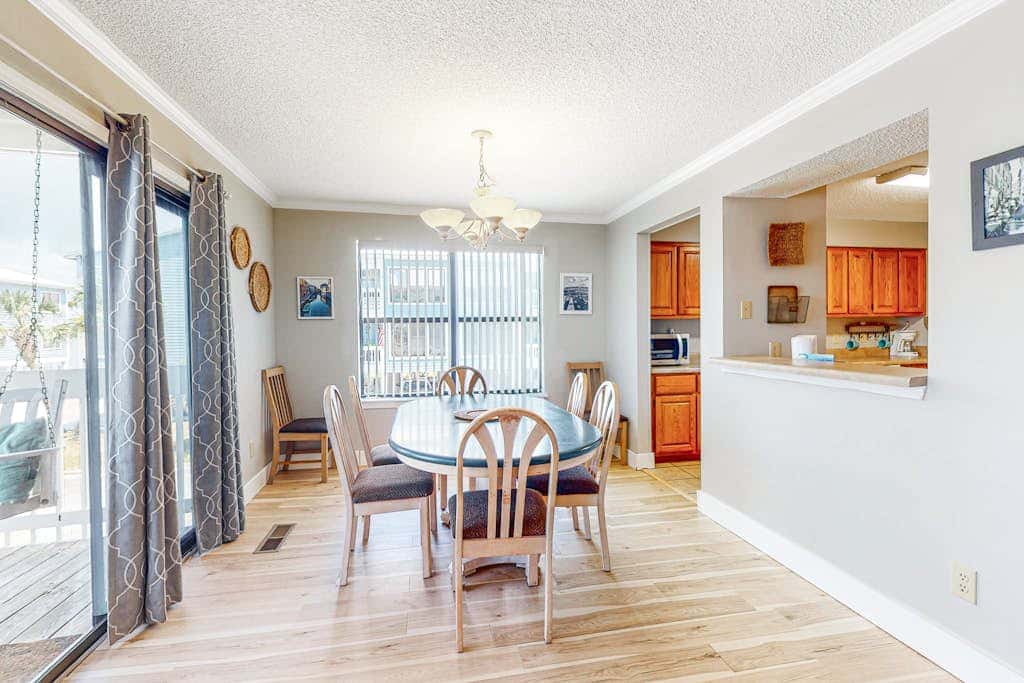 Bright & Beautiful Condo with Shared Pool, Boat & Fishing Pier, Balcony, AC