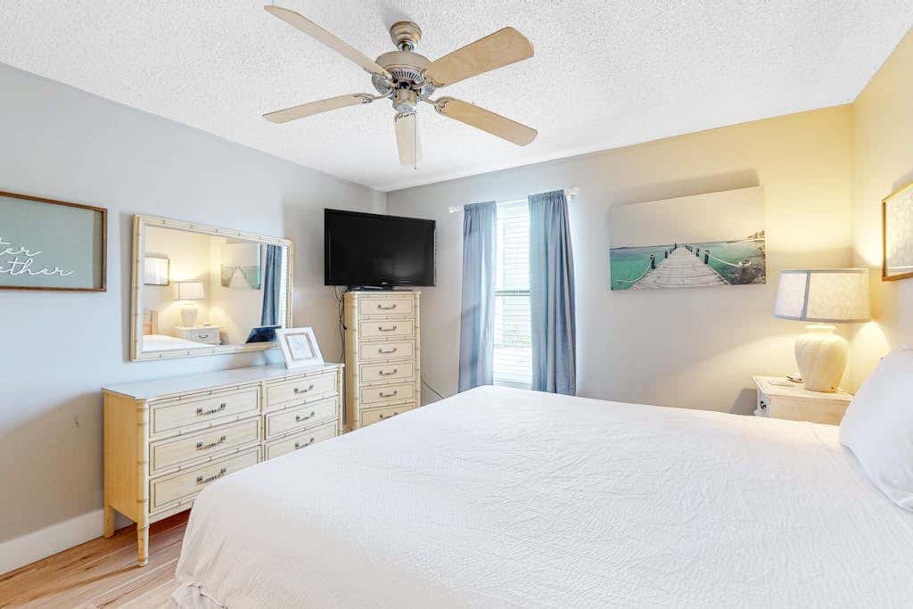 Bright & Beautiful Condo with Shared Pool, Boat & Fishing Pier, Balcony, AC