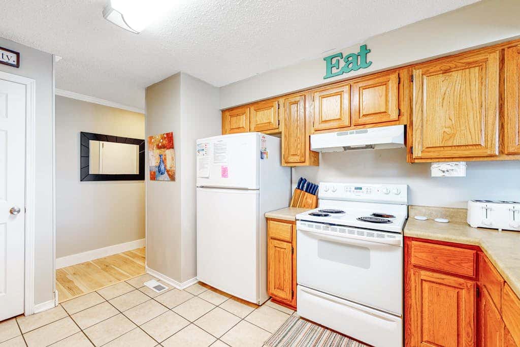 Bright & Beautiful Condo with Shared Pool, Boat & Fishing Pier, Balcony, AC