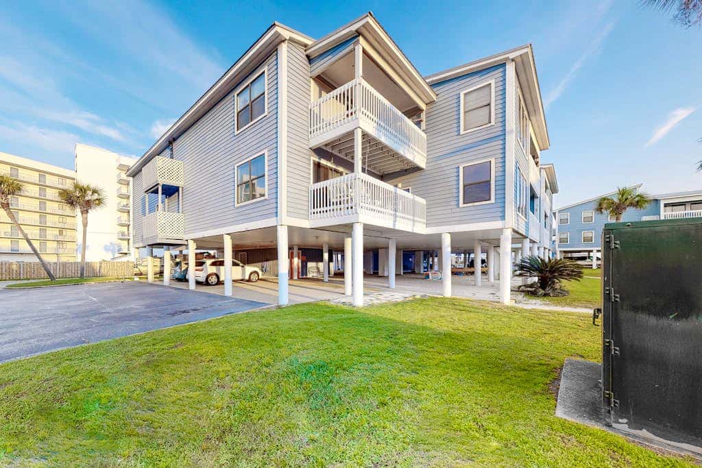 Bright & Beautiful Condo with Shared Pool, Boat & Fishing Pier, Balcony, AC
