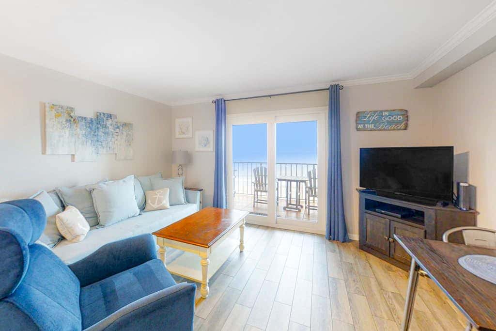 Attractive and Convenient Gulf-Front Home Right on Beach with Shared Pool, Hot Tub
