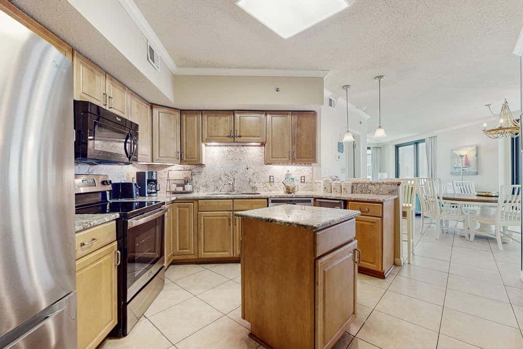 Gulf-front condo with furnished balcony, pools & hot tub