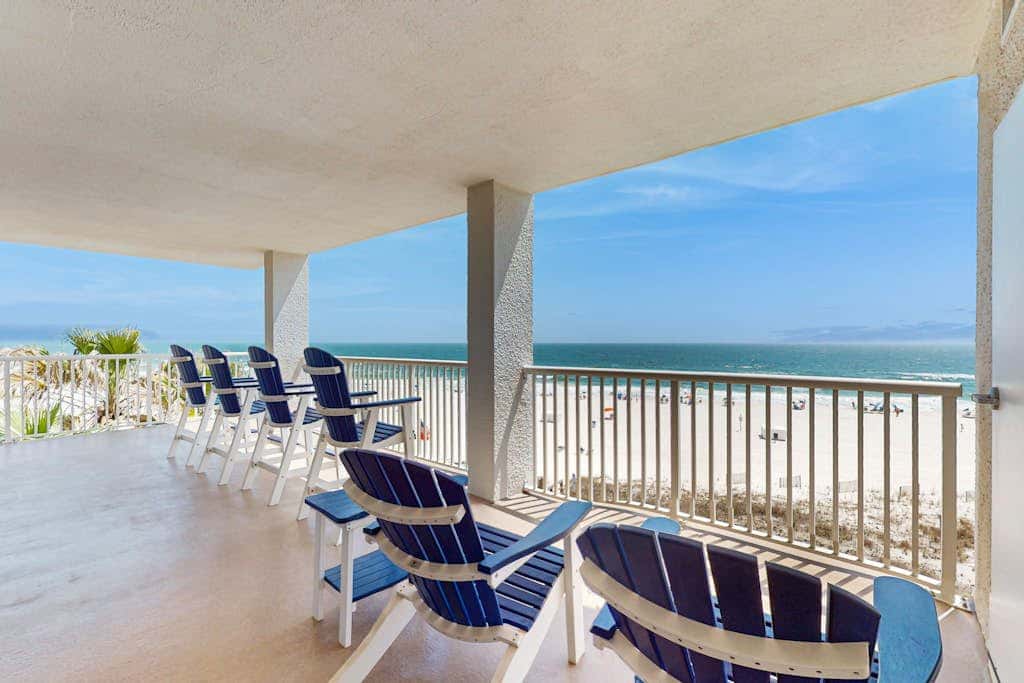 Waterfront condo with pools, a hot tub & tennis - snowbird-friendly