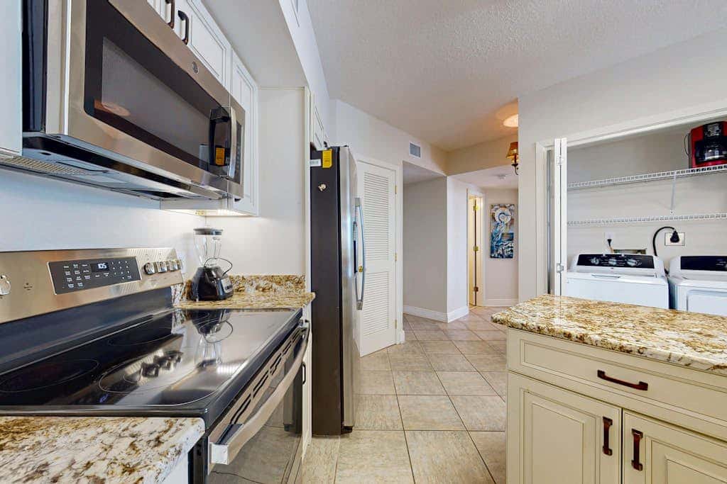 Waterfront condo with pools, a hot tub & tennis - snowbird-friendly