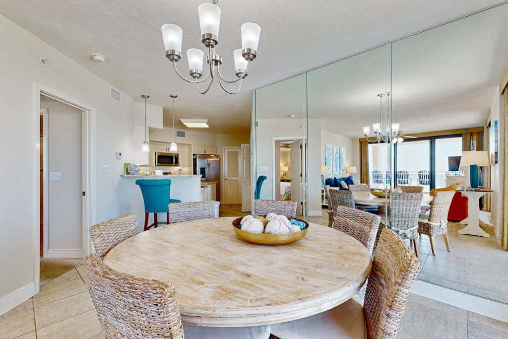 Waterfront condo with pools, a hot tub & tennis - snowbird-friendly