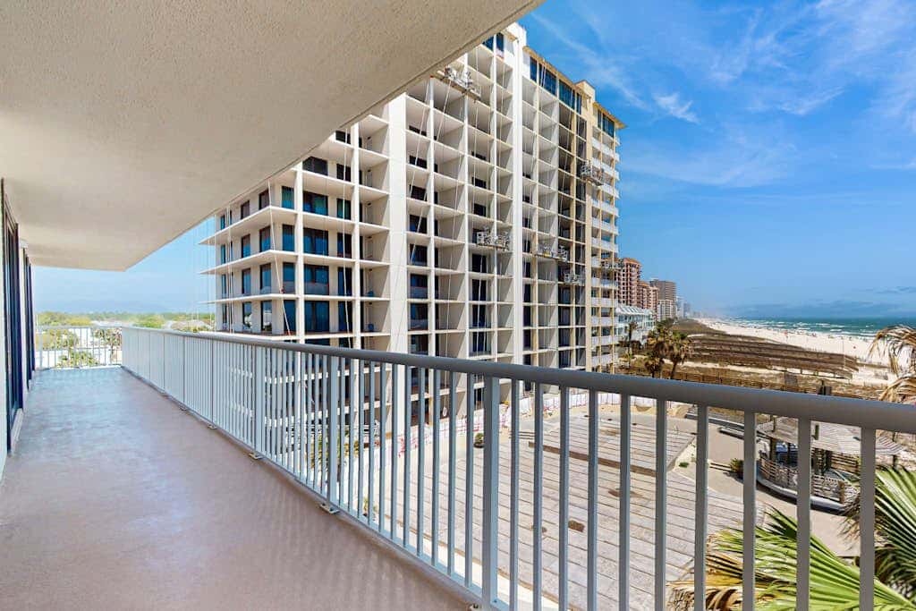 Waterfront condo with pools, a hot tub & tennis - snowbird-friendly
