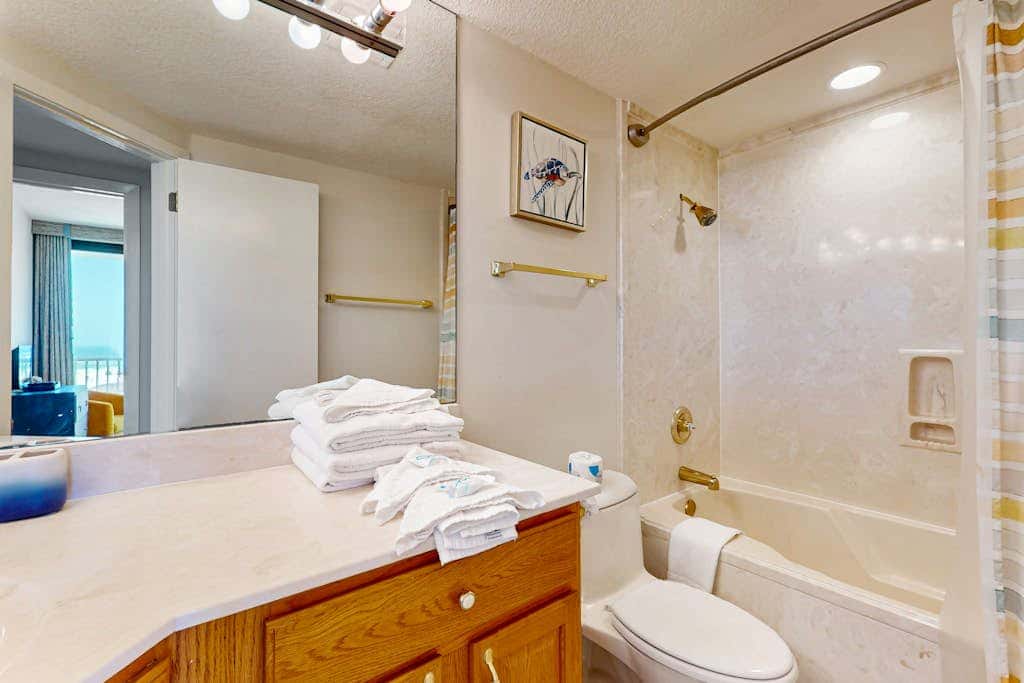 Waterfront condo with pools, a hot tub & tennis - snowbird-friendly