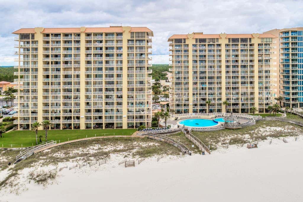 Waterfront condo with pools, a hot tub & tennis - snowbird-friendly