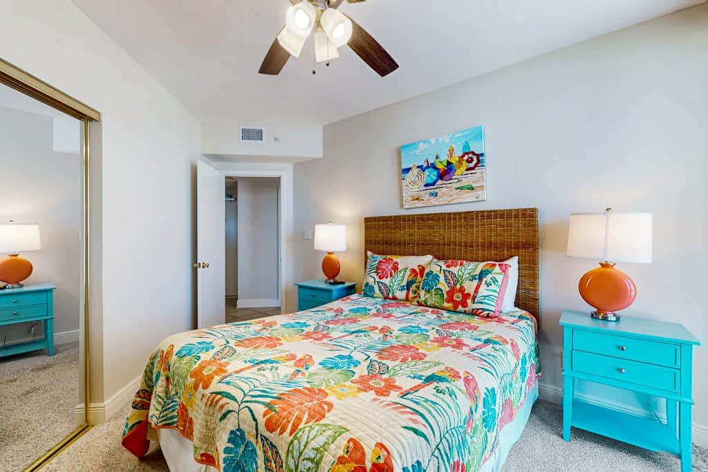 Waterfront condo with pools, a hot tub & tennis - snowbird-friendly