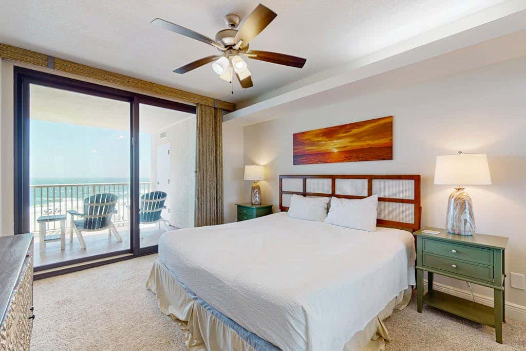 Waterfront condo with pools, a hot tub & tennis - snowbird-friendly