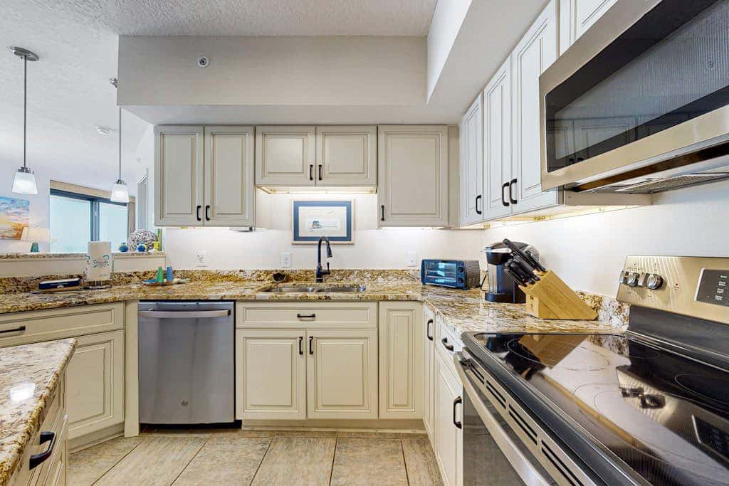 Waterfront condo with pools, a hot tub & tennis - snowbird-friendly