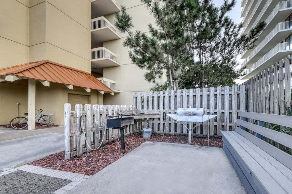 Waterfront condo with pools, a hot tub & tennis - snowbird-friendly