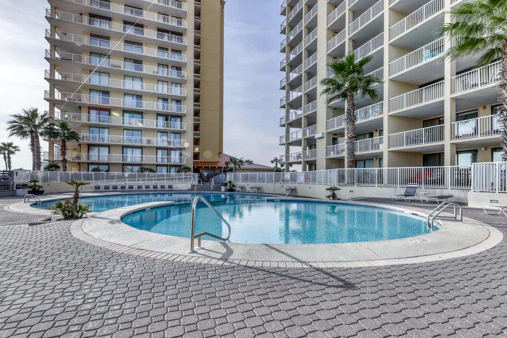 Waterfront condo with pools, a hot tub & tennis - snowbird-friendly