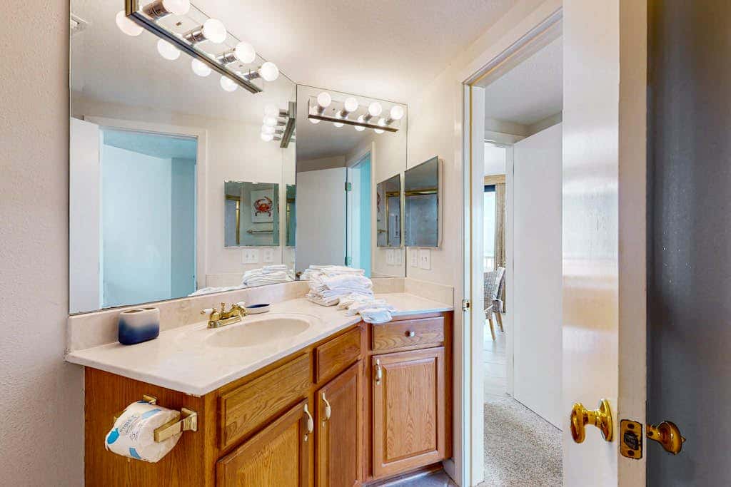 Waterfront condo with pools, a hot tub & tennis - snowbird-friendly