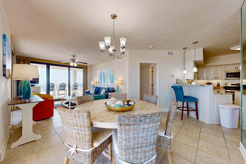 Waterfront condo with pools, a hot tub & tennis - snowbird-friendly