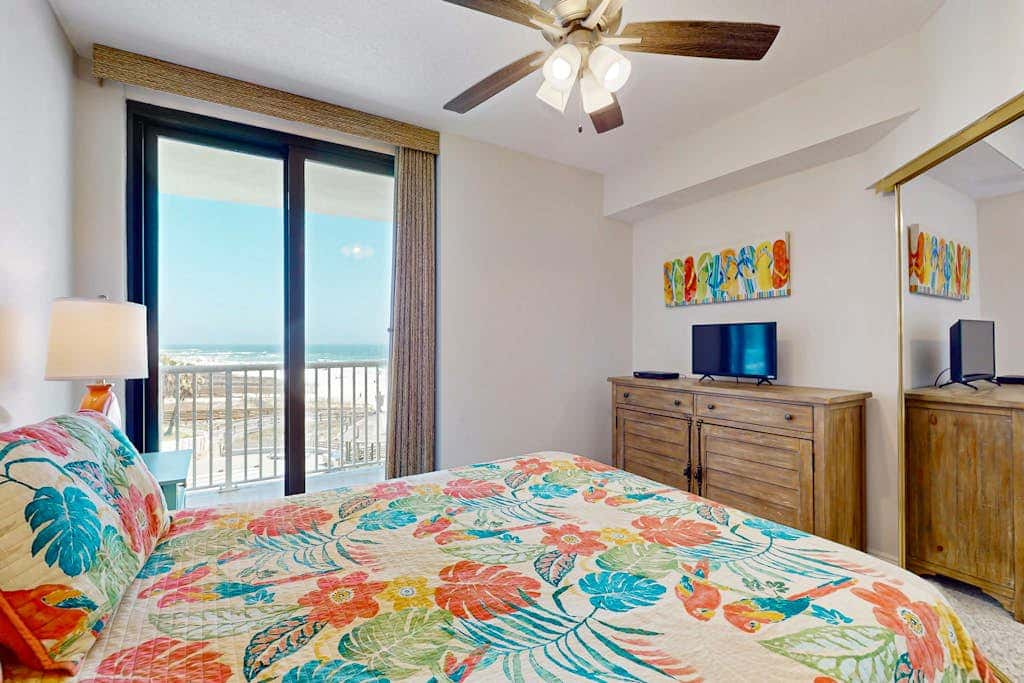 Waterfront condo with pools, a hot tub & tennis - snowbird-friendly