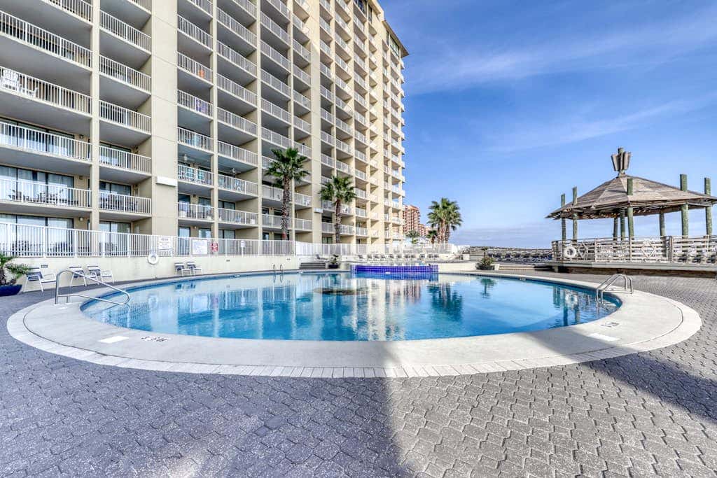 Waterfront condo with pools, a hot tub & tennis - snowbird-friendly