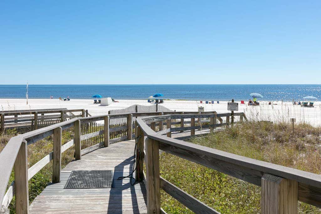Waterfront condo with pools, a hot tub & tennis - snowbird-friendly