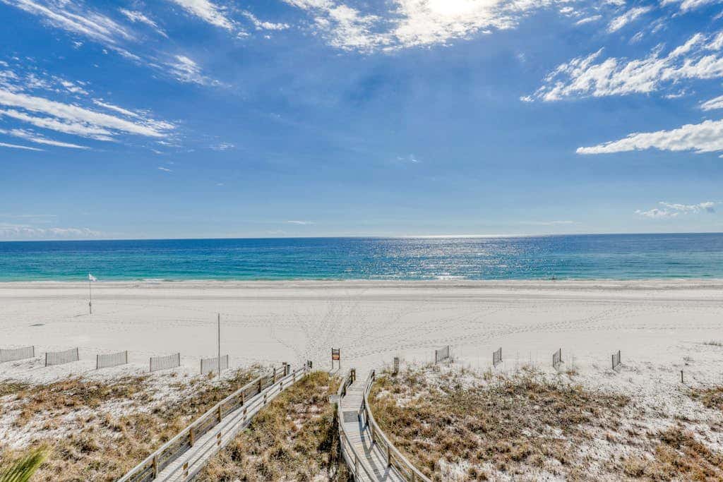 Waterfront condo with pools, a hot tub & tennis - snowbird-friendly