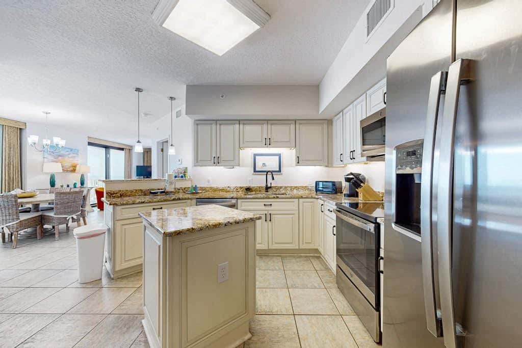 Waterfront condo with pools, a hot tub & tennis - snowbird-friendly
