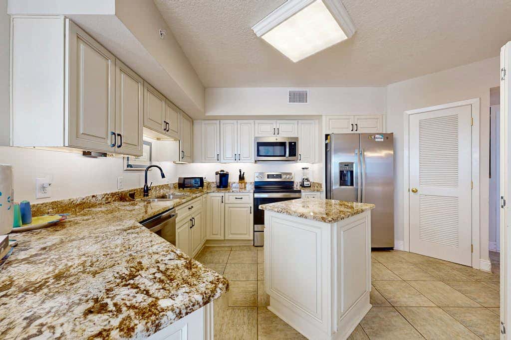 Waterfront condo with pools, a hot tub & tennis - snowbird-friendly