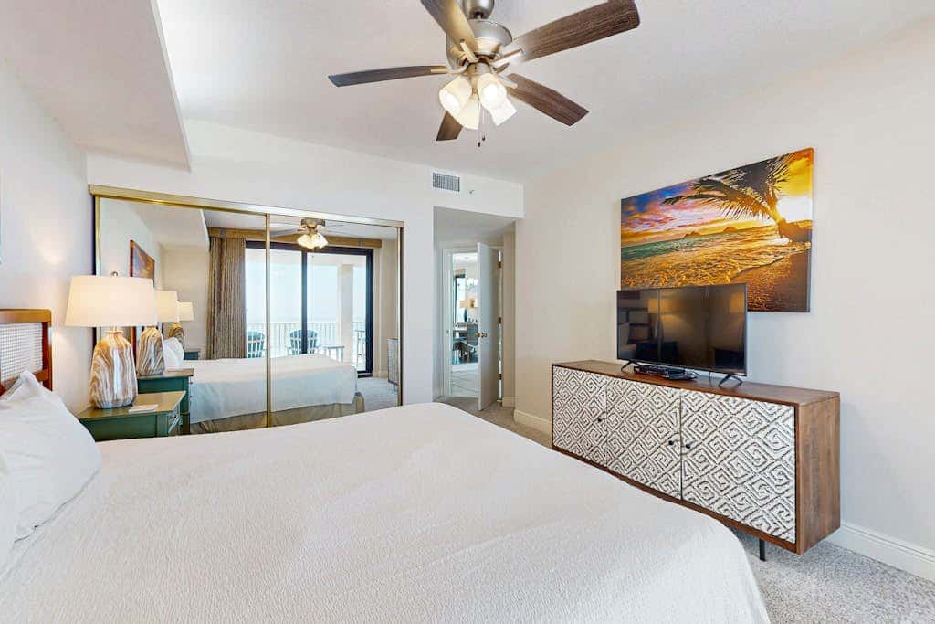 Waterfront condo with pools, a hot tub & tennis - snowbird-friendly