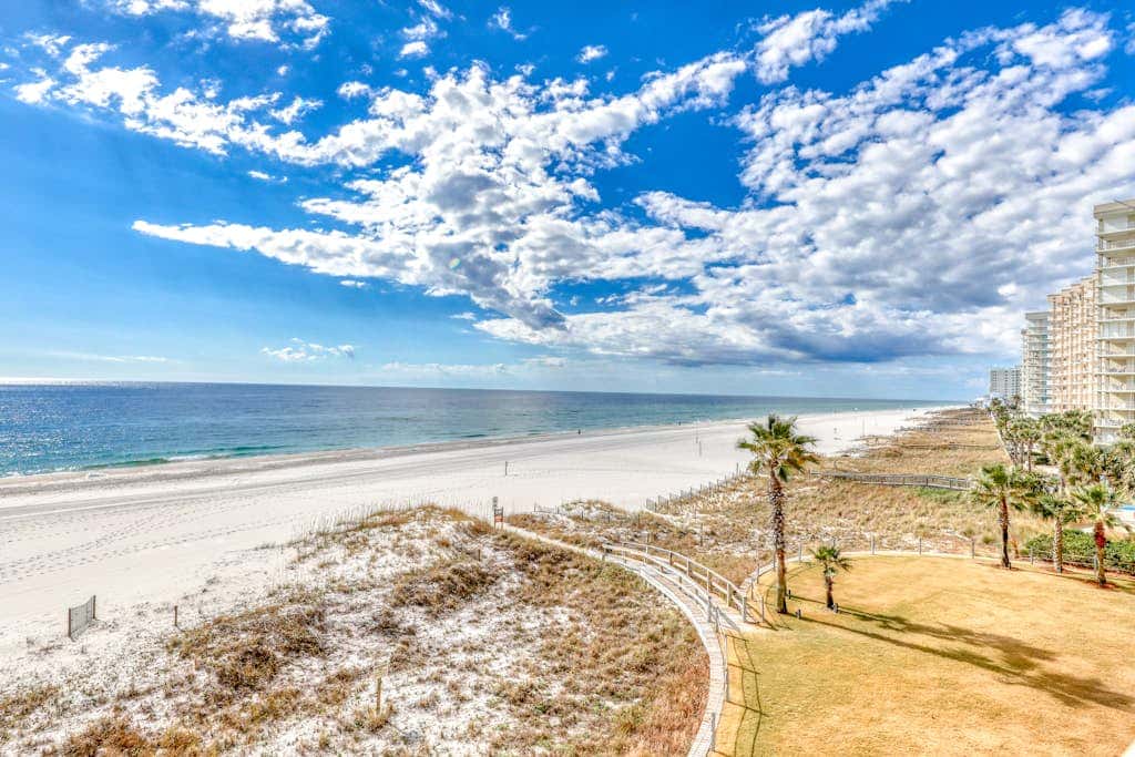 Waterfront condo with pools, a hot tub & tennis - snowbird-friendly