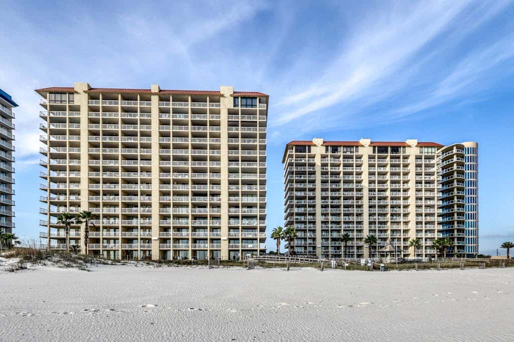Waterfront condo with pools, a hot tub & tennis - snowbird-friendly