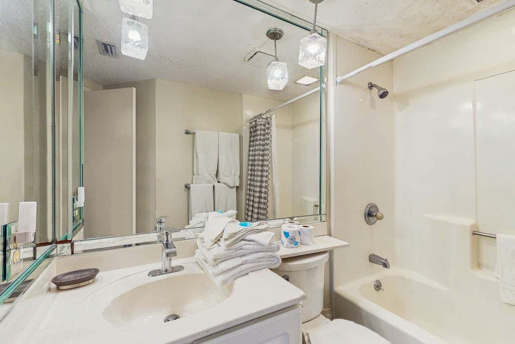 Gulf front condo with a shared hot tub, pools, tennis - snowbirds welcome
