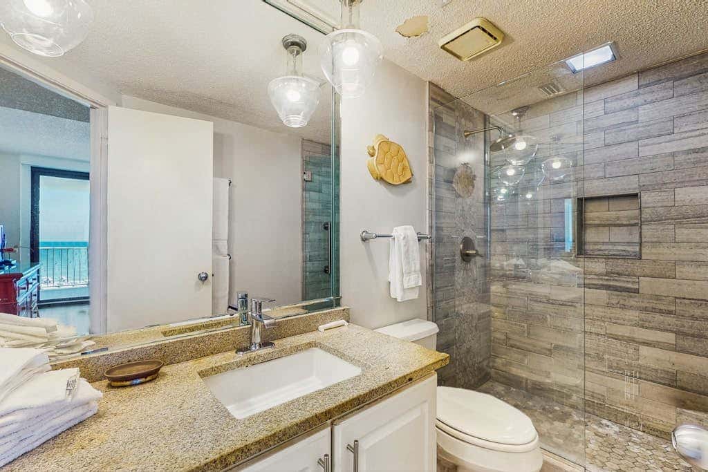 Gulf front condo with a shared hot tub, pools, tennis - snowbirds welcome