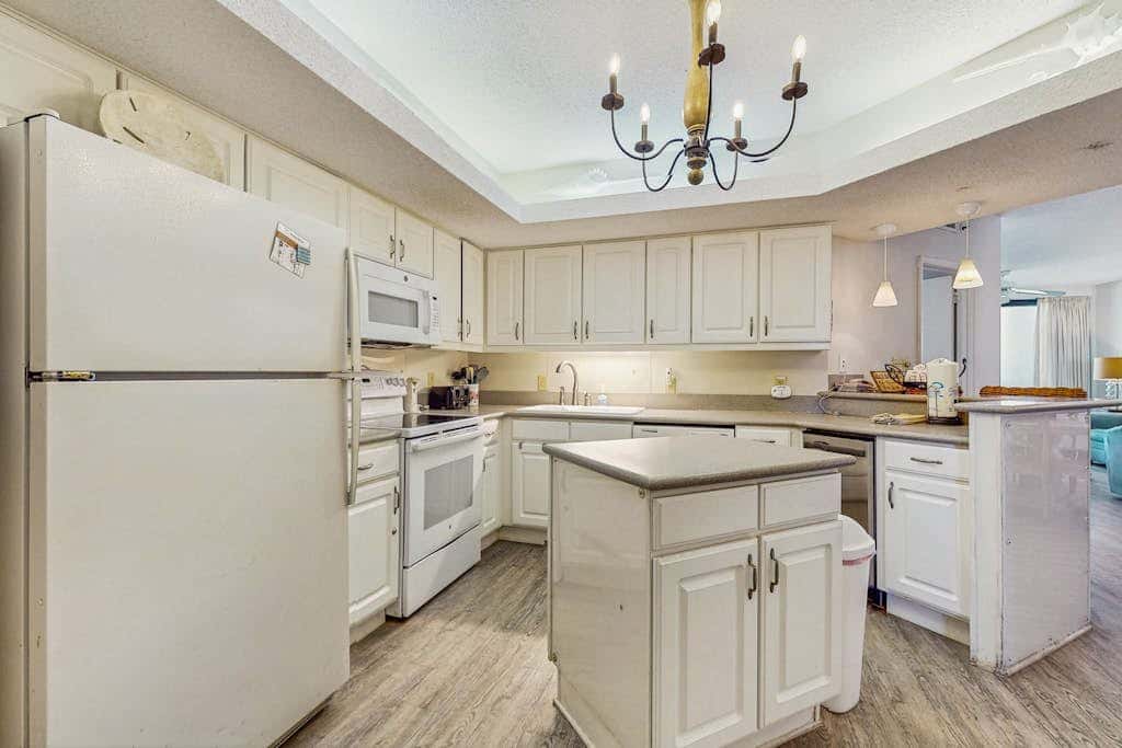 Gulf front condo with a shared hot tub, pools, tennis - snowbirds welcome