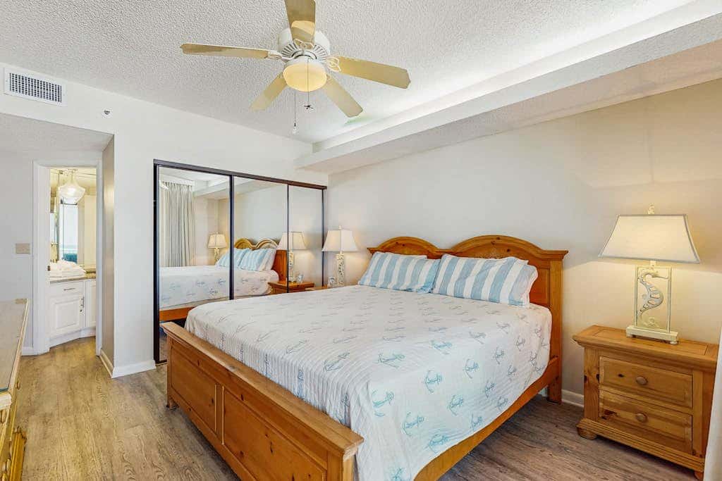 Gulf front condo with a shared hot tub, pools, tennis - snowbirds welcome