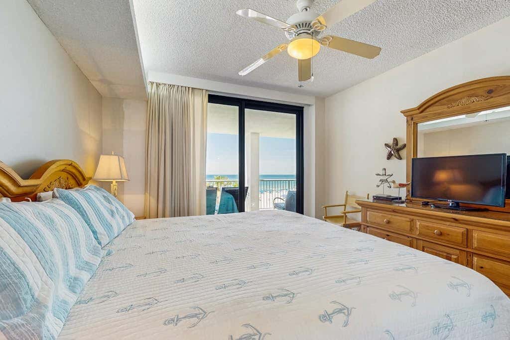 Gulf front condo with a shared hot tub, pools, tennis - snowbirds welcome
