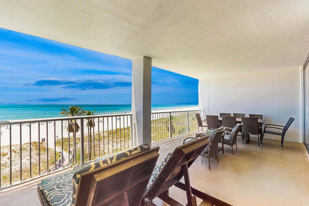 Gulf front condo with a shared hot tub, pools, tennis - snowbirds welcome