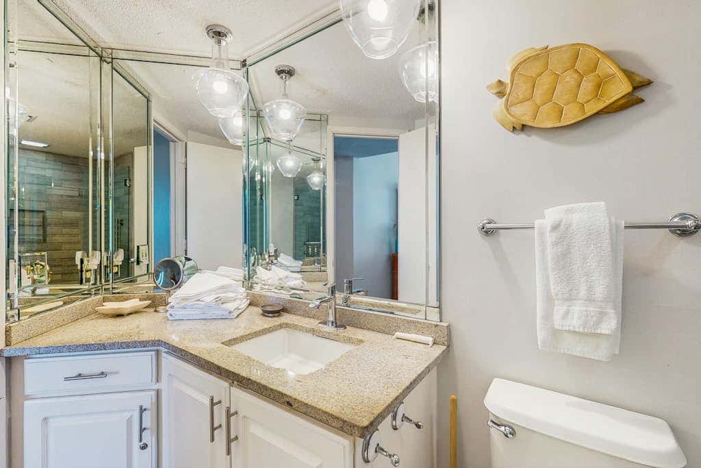 Gulf front condo with a shared hot tub, pools, tennis - snowbirds welcome